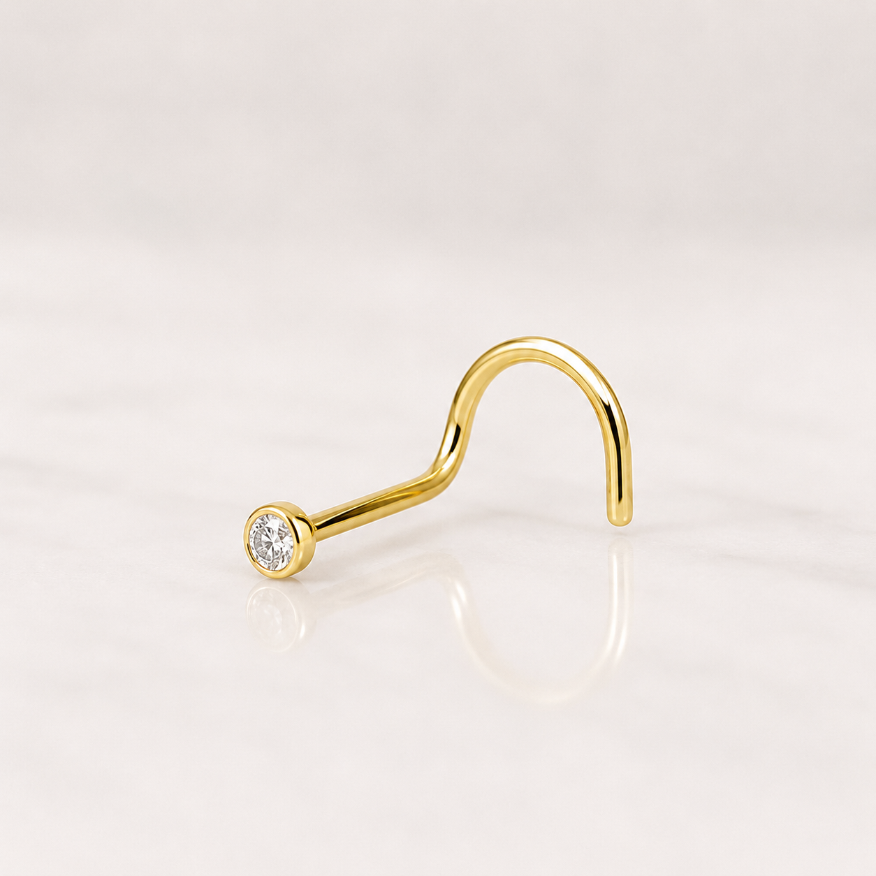 Nose stud titane doré à tige courbe avec zircon cristal serti clos sur fond clair