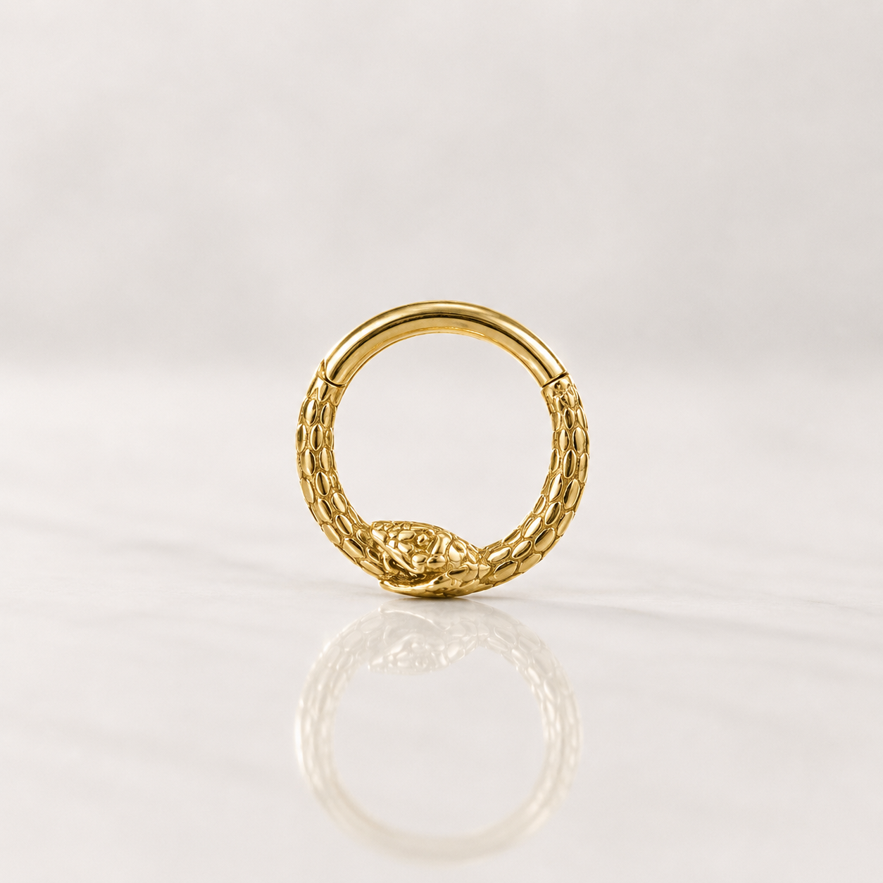 Clicker anneau serpent en acier doré 1,2 x 8 mm, écailles gravées et tête rejoignant la queue