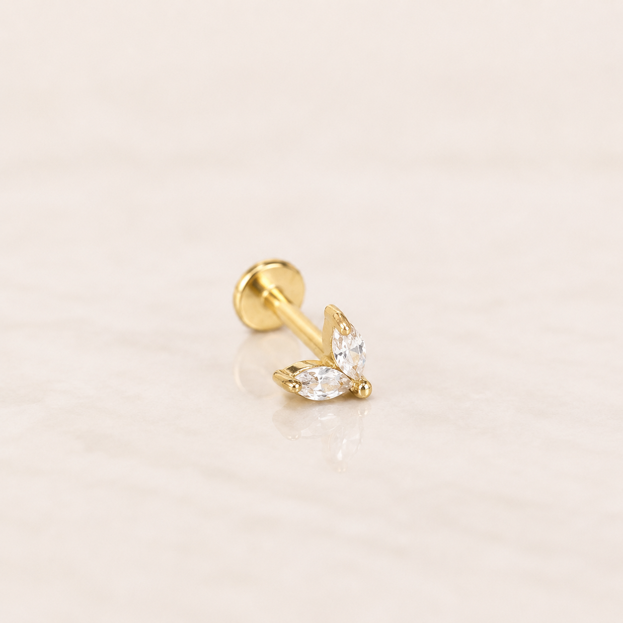 Labret acier doré avec deux zircons cristal taille marquise sertis en pétales, tige droite et disque plat