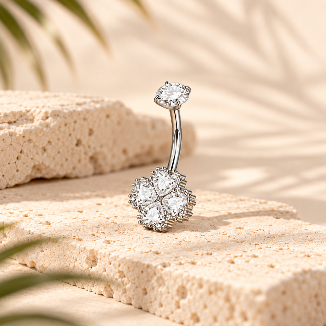 Banane de nombril acier argenté avec cristal rond et motif trèfle en pierres poire sur pierre beige