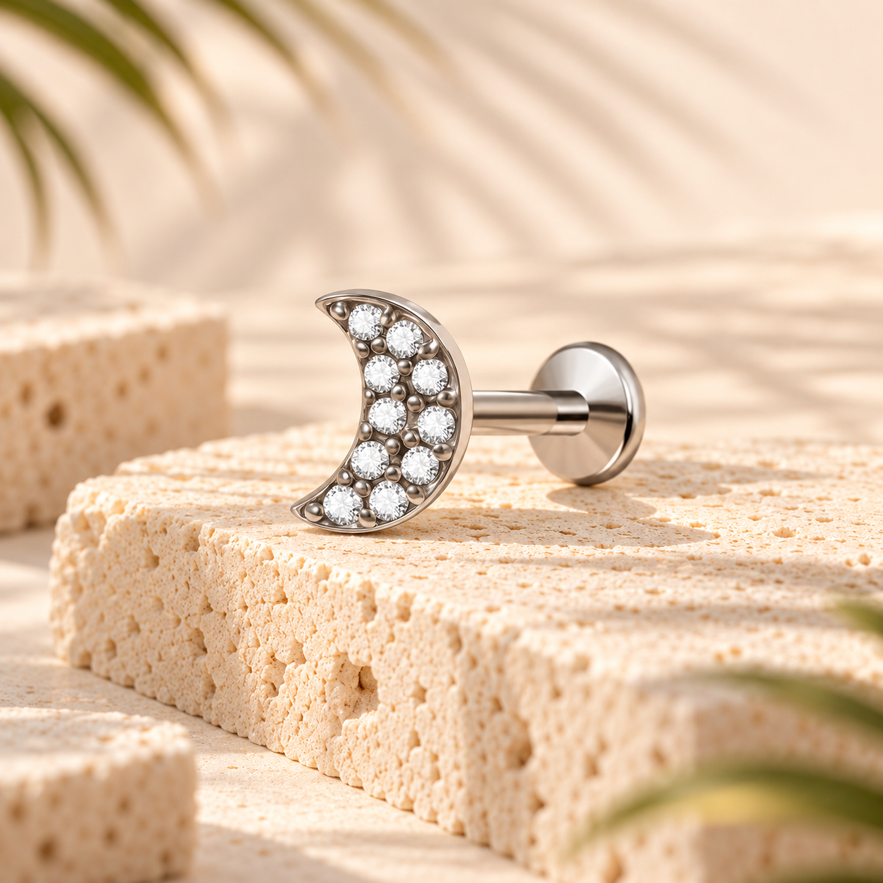 Labret acier argenté motif lune pavé de cristaux, tige 1,2 x 8 mm à disque plat, posé sur pierre claire