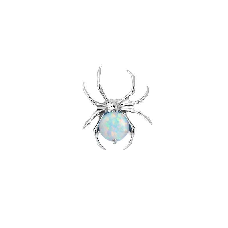 Stud flat back en titane en forme d'araignée avec abdomen en pierre blanche irisée, posé sur pierre claire — vue 2