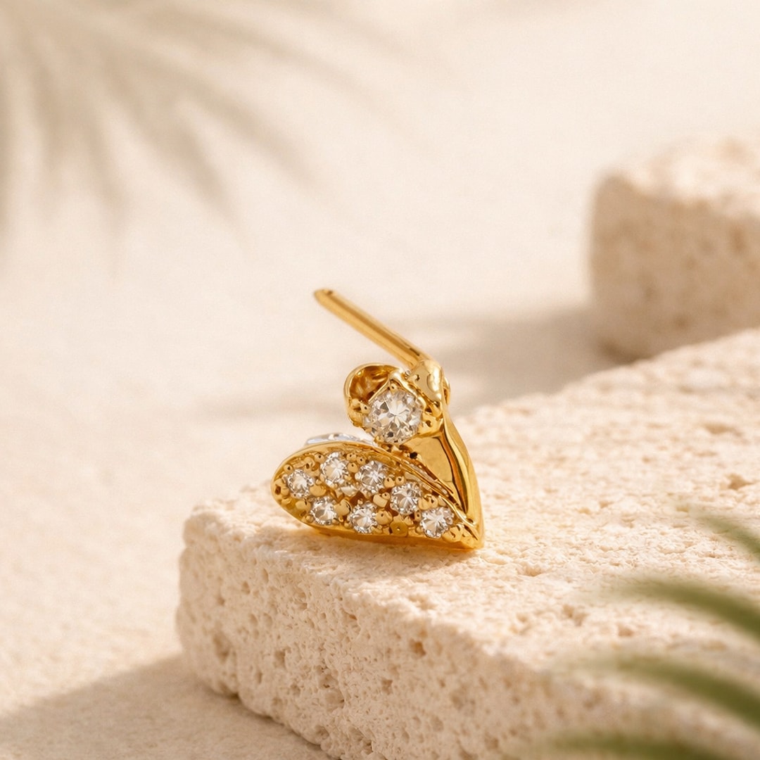 Stud de nez motif papillon serti de zircons blancs, tige droite, posé sur une pierre claire