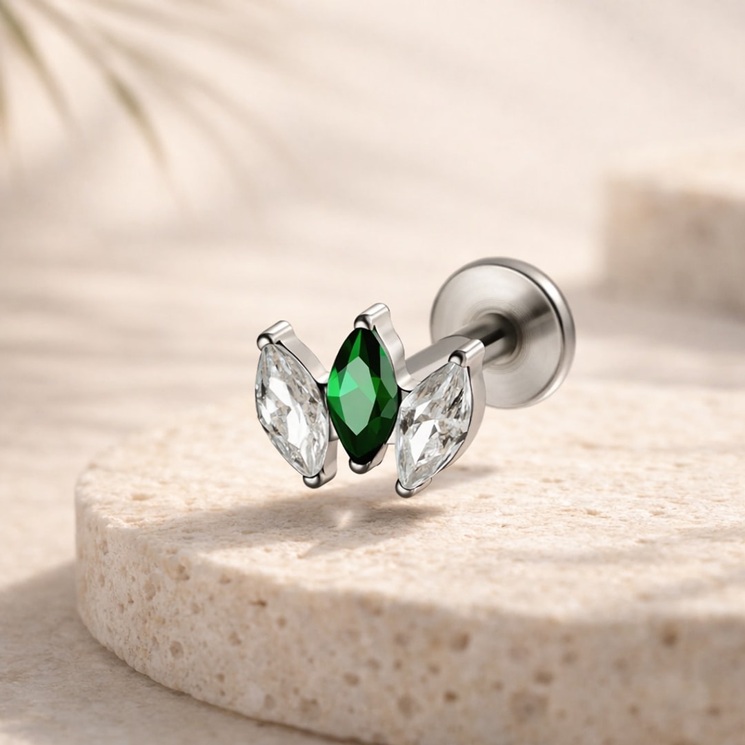 Stud flat back en titane argenté avec trois zircons marquise, deux blancs et un vert au centre