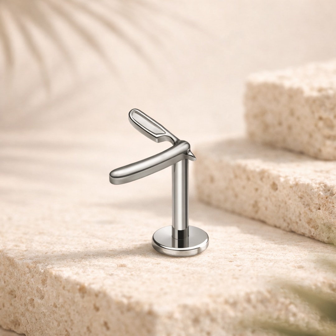 Stud flat back en titane argenté en forme de couteau, tige 1,2 x 8 mm, posé sur une pierre claire