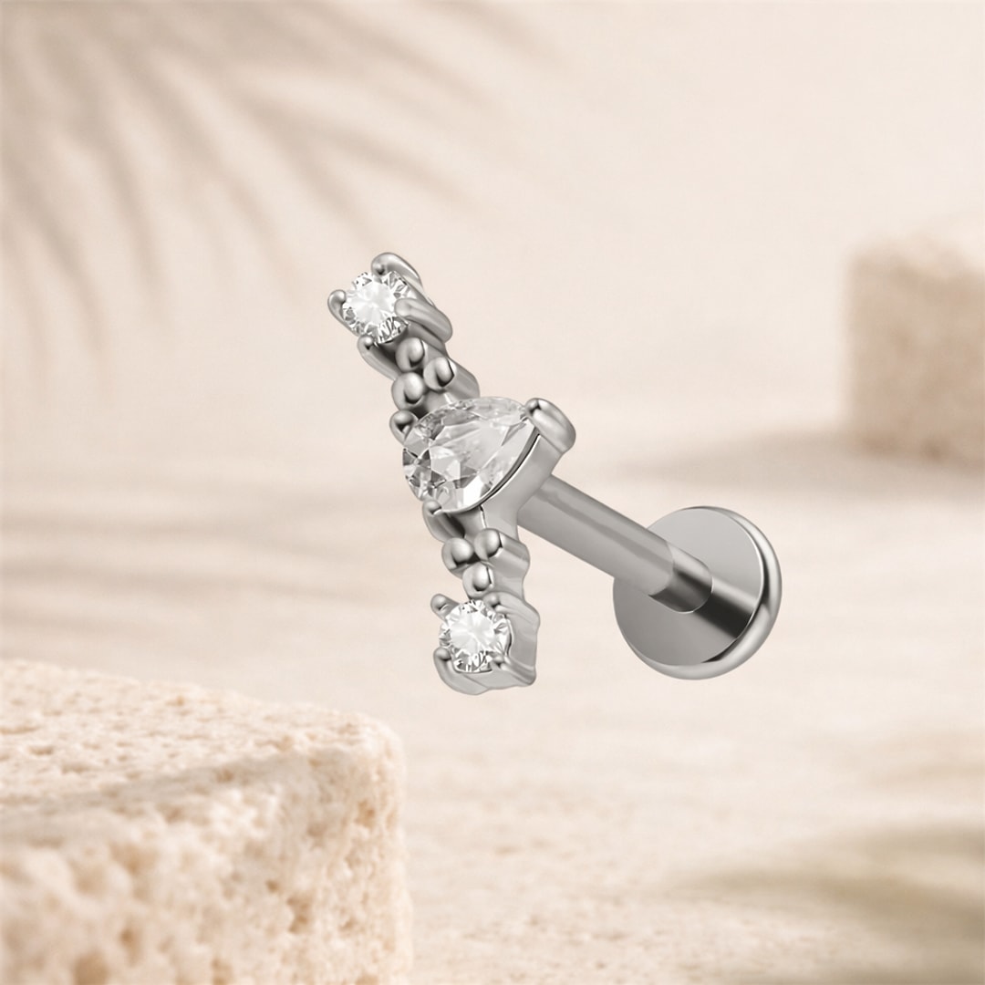 Labret acier argenté motif 29 avec cristal goutte central et deux pierres rondes, tige droite et disque plat