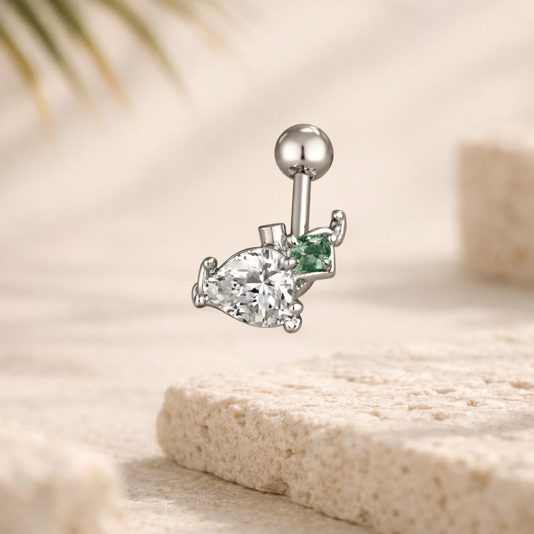 Stud cartilage acier argenté avec zircon poire blanc et petit zircon vert, bille vissée, sur pierre claire