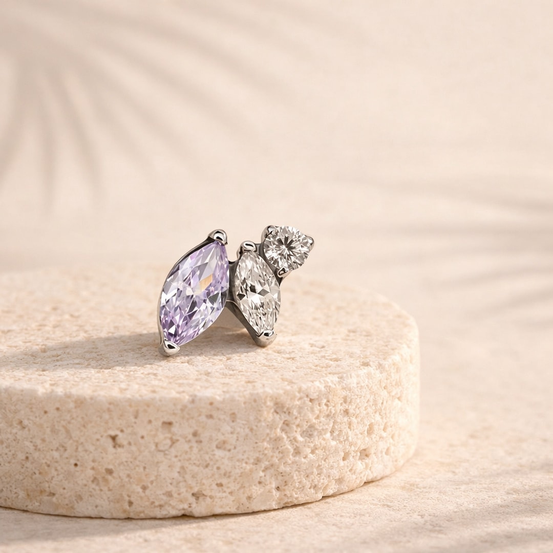 Top de labret en titane argenté, grappe d’un zircon marquise violet, d’une marquise blanche et d’un zircon rond blanc