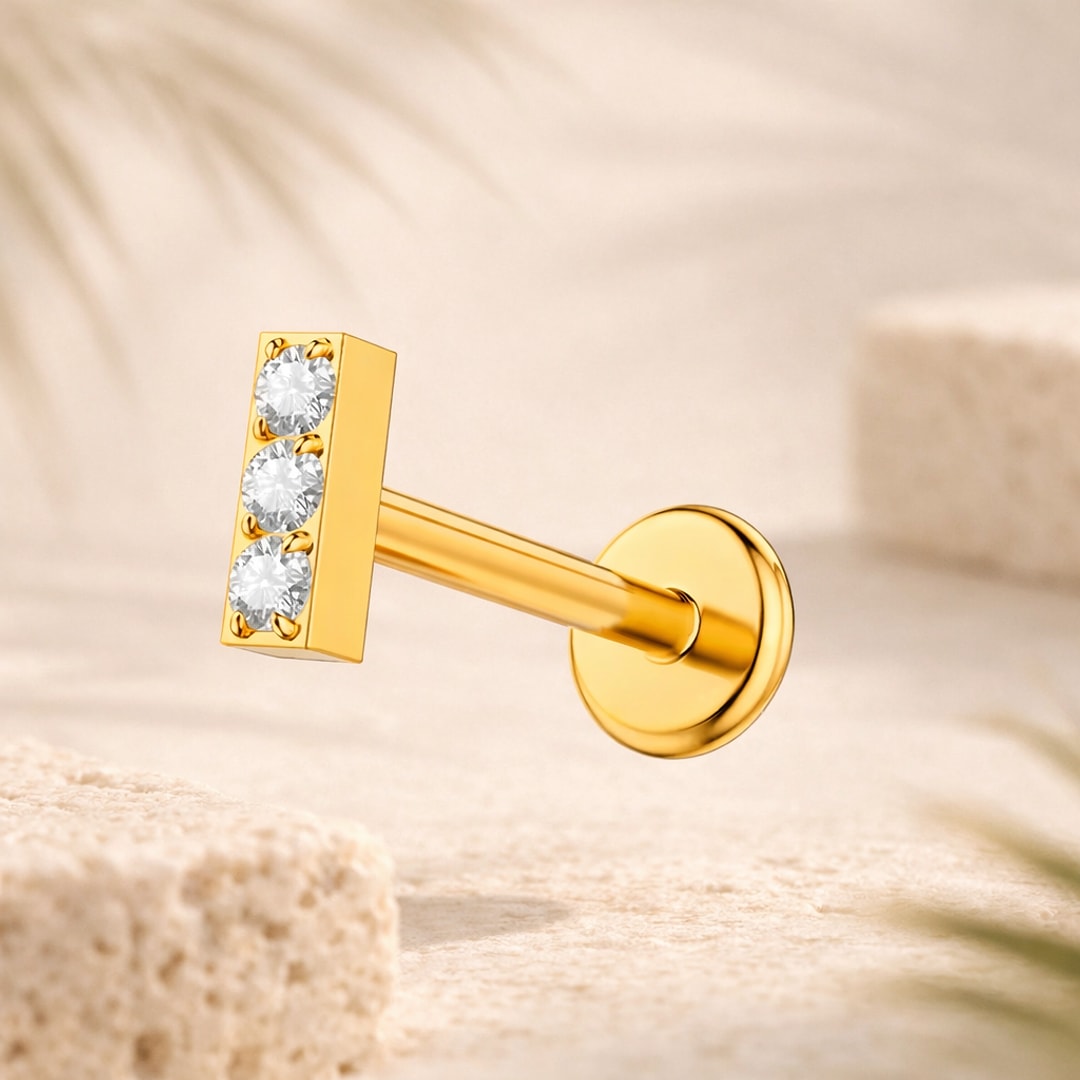 Labret doré à barrette verticale sertie de trois cristaux blancs, tige fine et disque plat