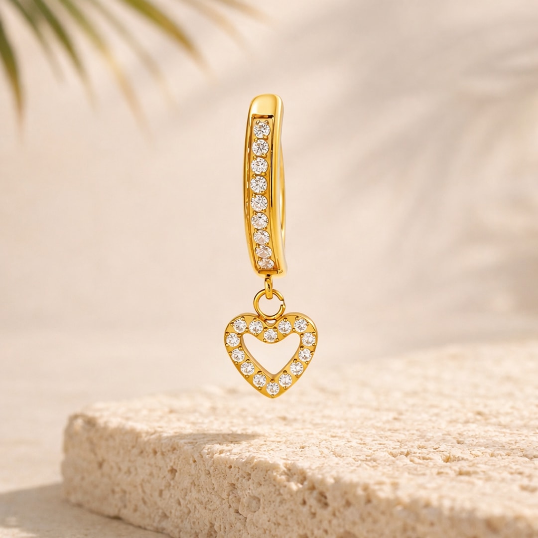 Clicker de nombril en titane doré serti de zircons avec un cœur ajouré pendant pavé de pierres blanches