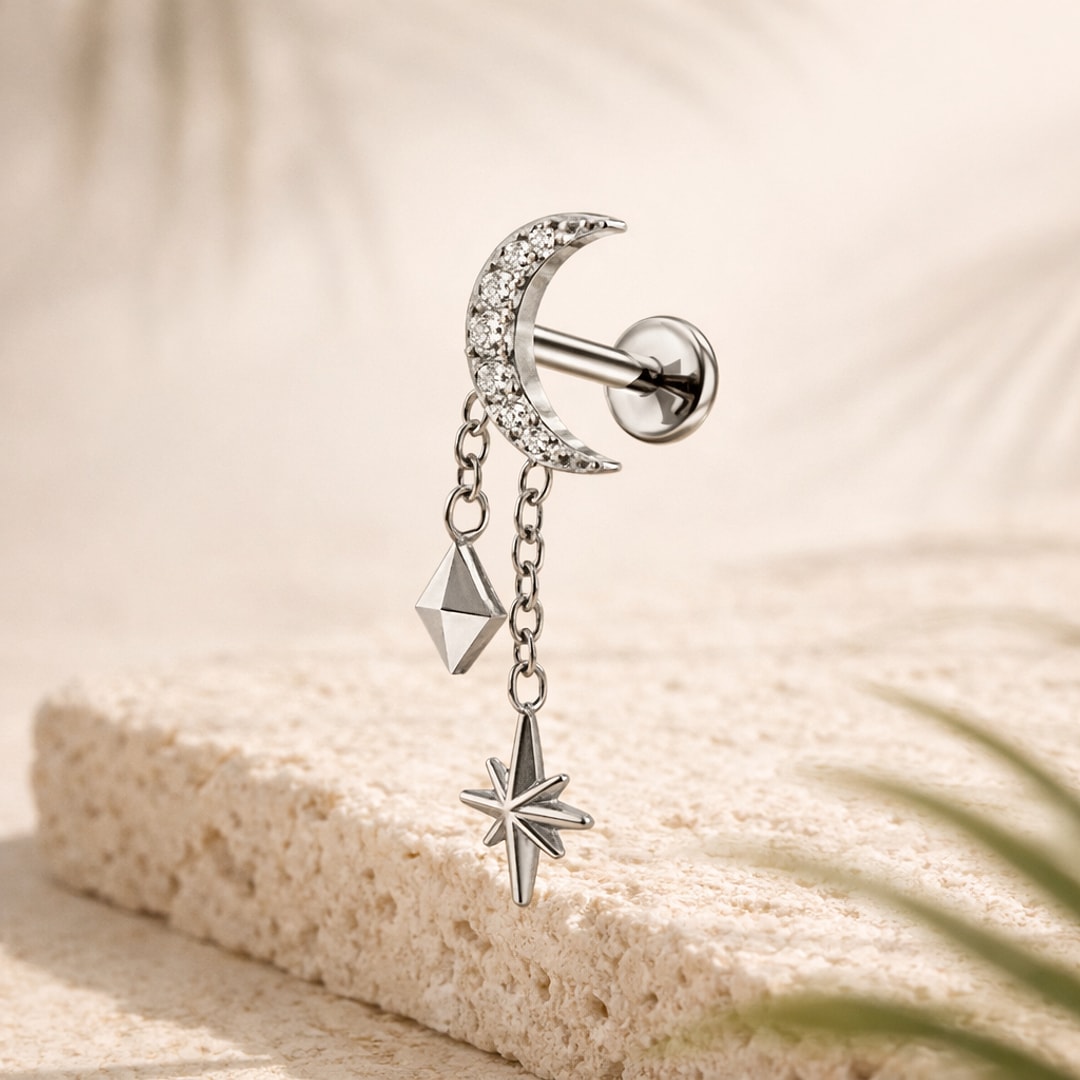 Stud flat back titane argenté : lune pavée de zircons, chaînes avec losange facetté et étoile pendante