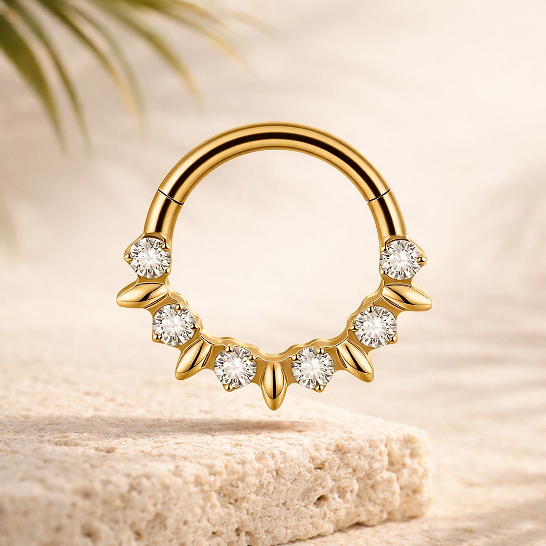 Clicker de septum en titane doré orné de six zircons blancs et de pétales, posé sur une pierre claire