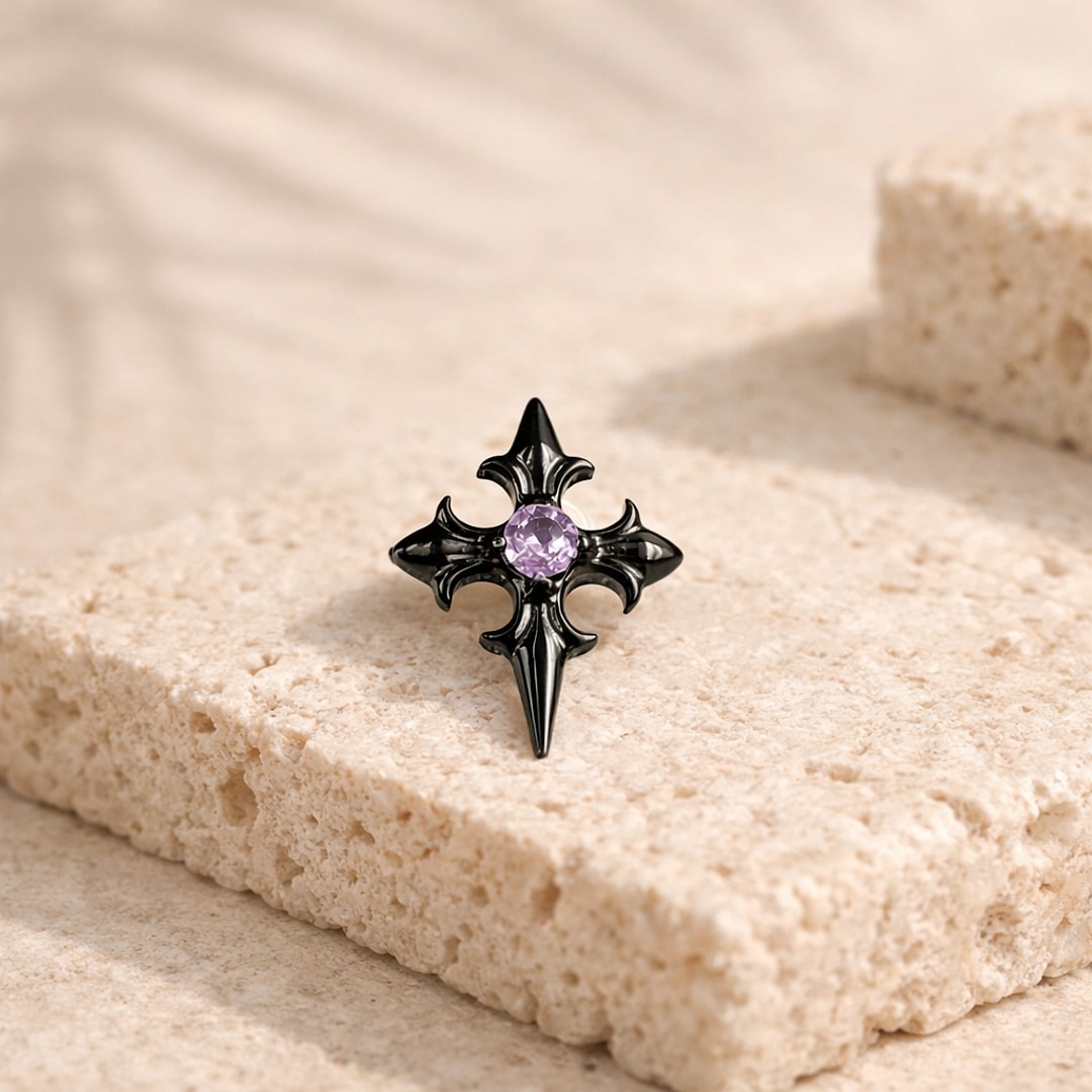 Stud flat back en titane noir en forme de croix gothique avec zircon violet rond au centre