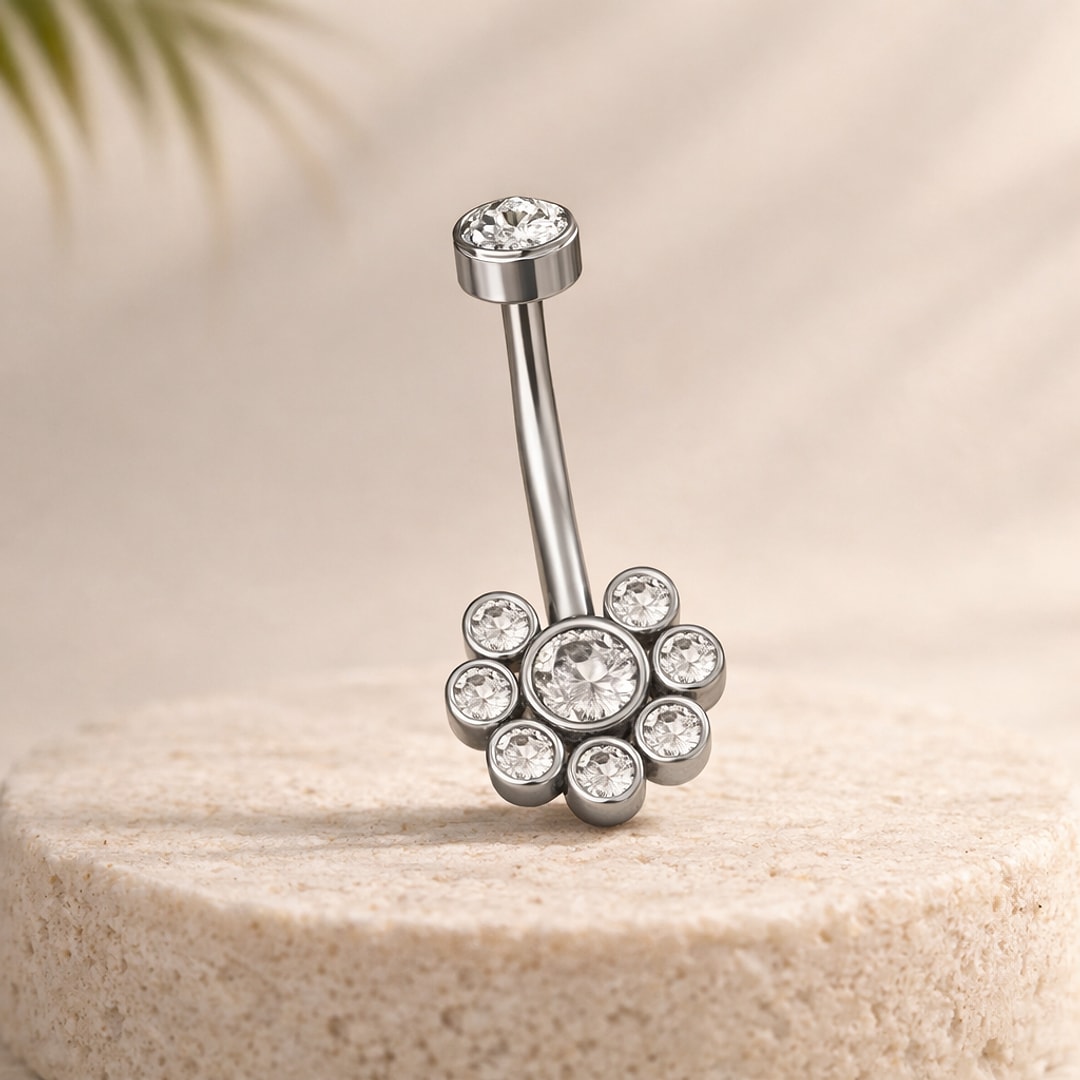 Banane de nombril en acier argenté, fleur de sept zircons blancs et zircon rond en haut