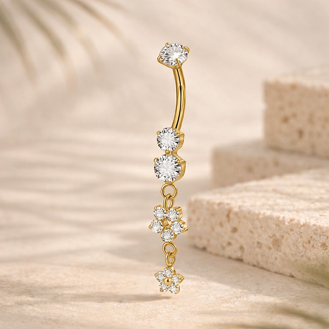 Banane de nombril en titane doré avec zircons blancs et pendentifs en forme de fleurs