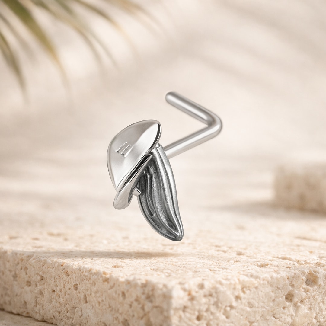Stud de nez en L acier argenté avec motif champignon, chapeau poli et pied strié, sur pierre claire