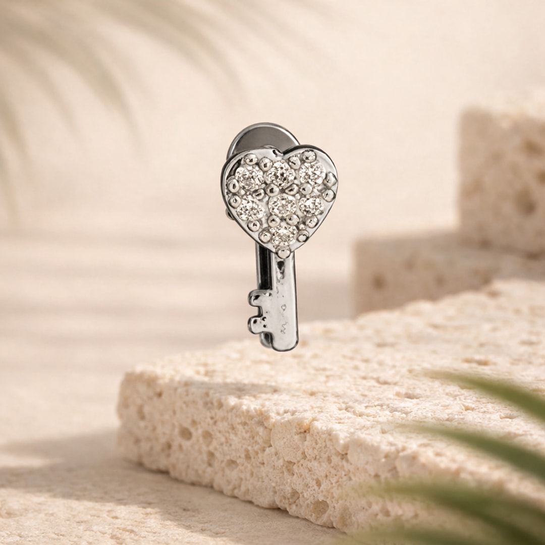 Stud flat back acier argenté en forme de clé avec cœur pavé de zircons blancs, posé sur pierre claire