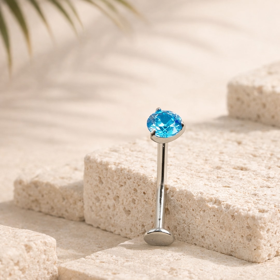 Bijou de nombril en titane argenté avec zircon bleu rond serti griffes et base plate ronde