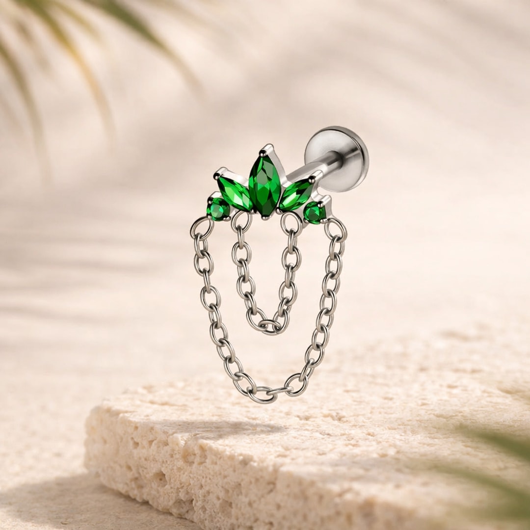 Stud flat back titane argenté, couronne de zircons verts marquise et deux chaînes pendantes