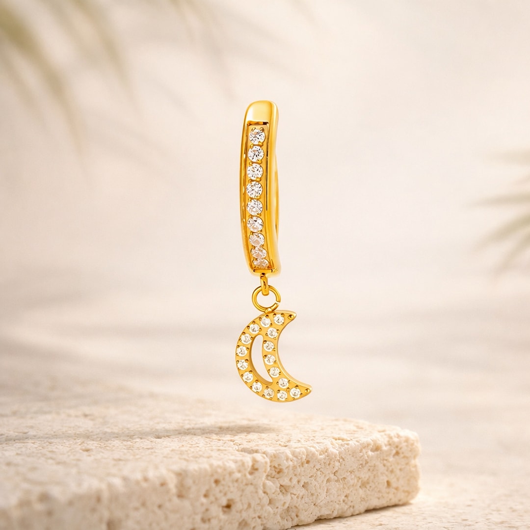 Bijou de nombril inversé en titane doré, barre pavée de zircons et pendentif lune serti de petites pierres claires