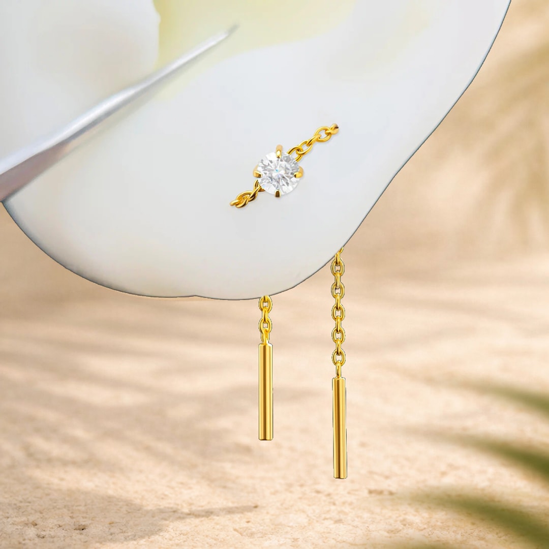 Chaîne d'oreille en titane doré avec zircon blanc serti et barrette pendante pour piercing cartilage