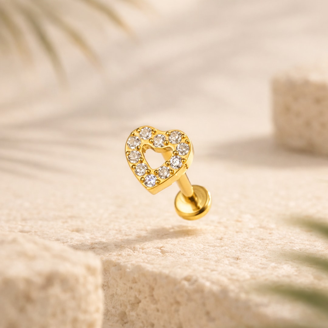 Stud flat back titane doré, cœur ajouré serti de zircons blancs, tige 1,2 x 8 mm, sur pierre claire