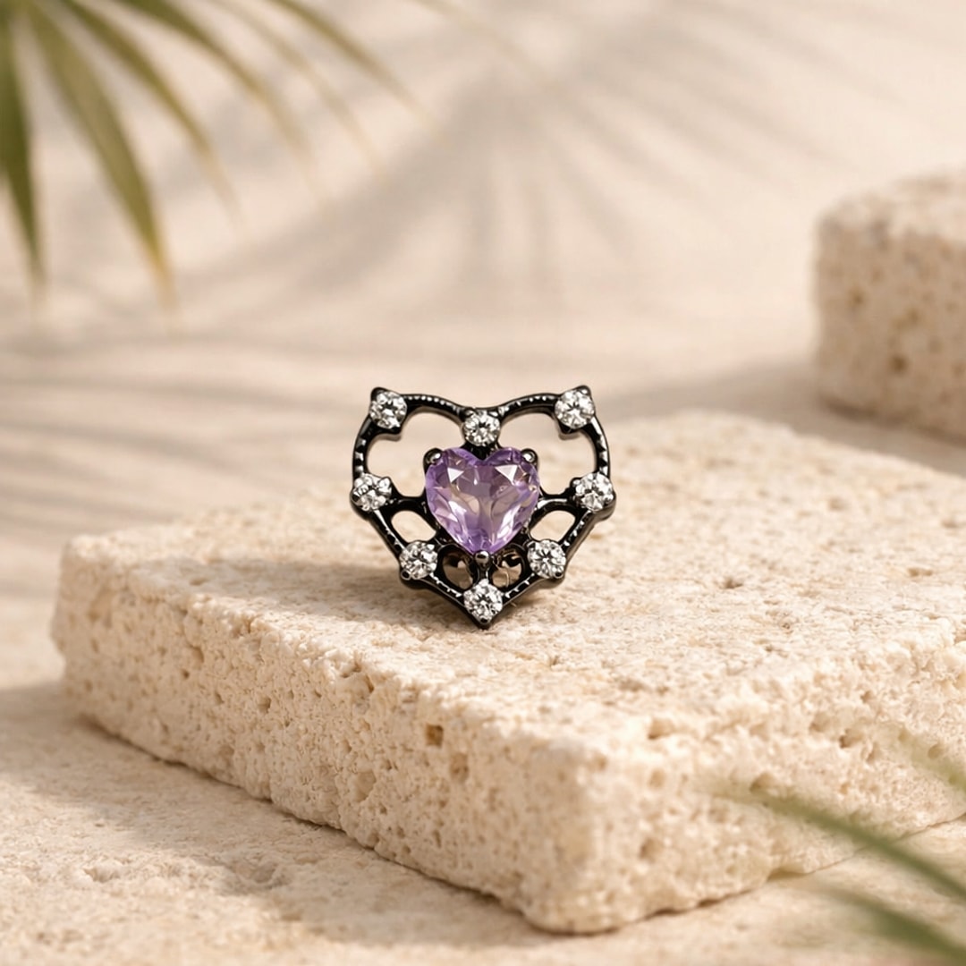 Stud flat back nez titane noir, cœur zircon violet entouré de dentelle ajourée et petits zircons blancs