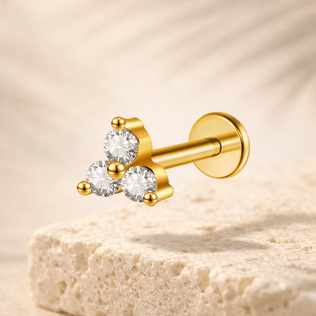 Labret doré avec trois cristaux blancs sertis en trio, tige et disque plat en acier plaqué or