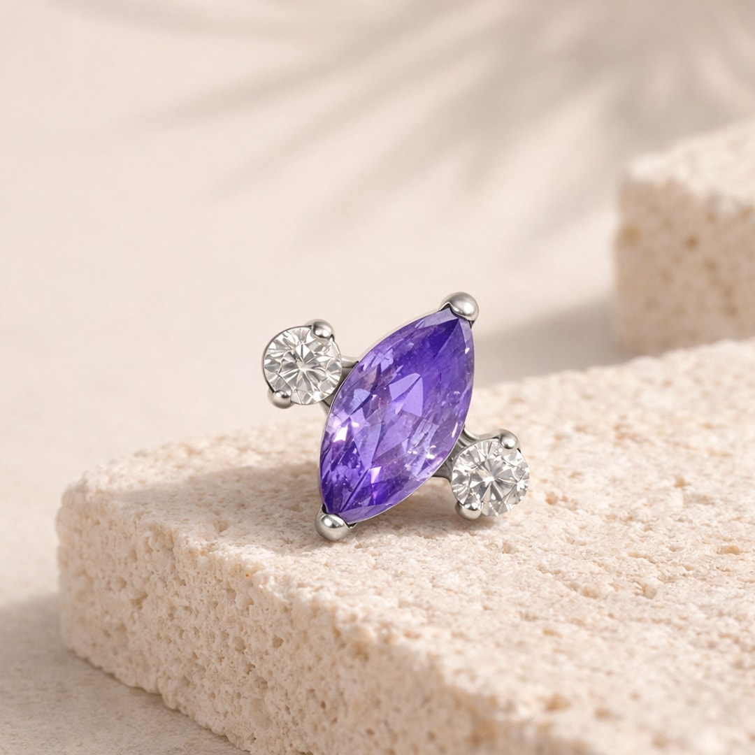 Top de piercing en titane argenté avec zircon violet taille marquise et deux zircons blancs ronds