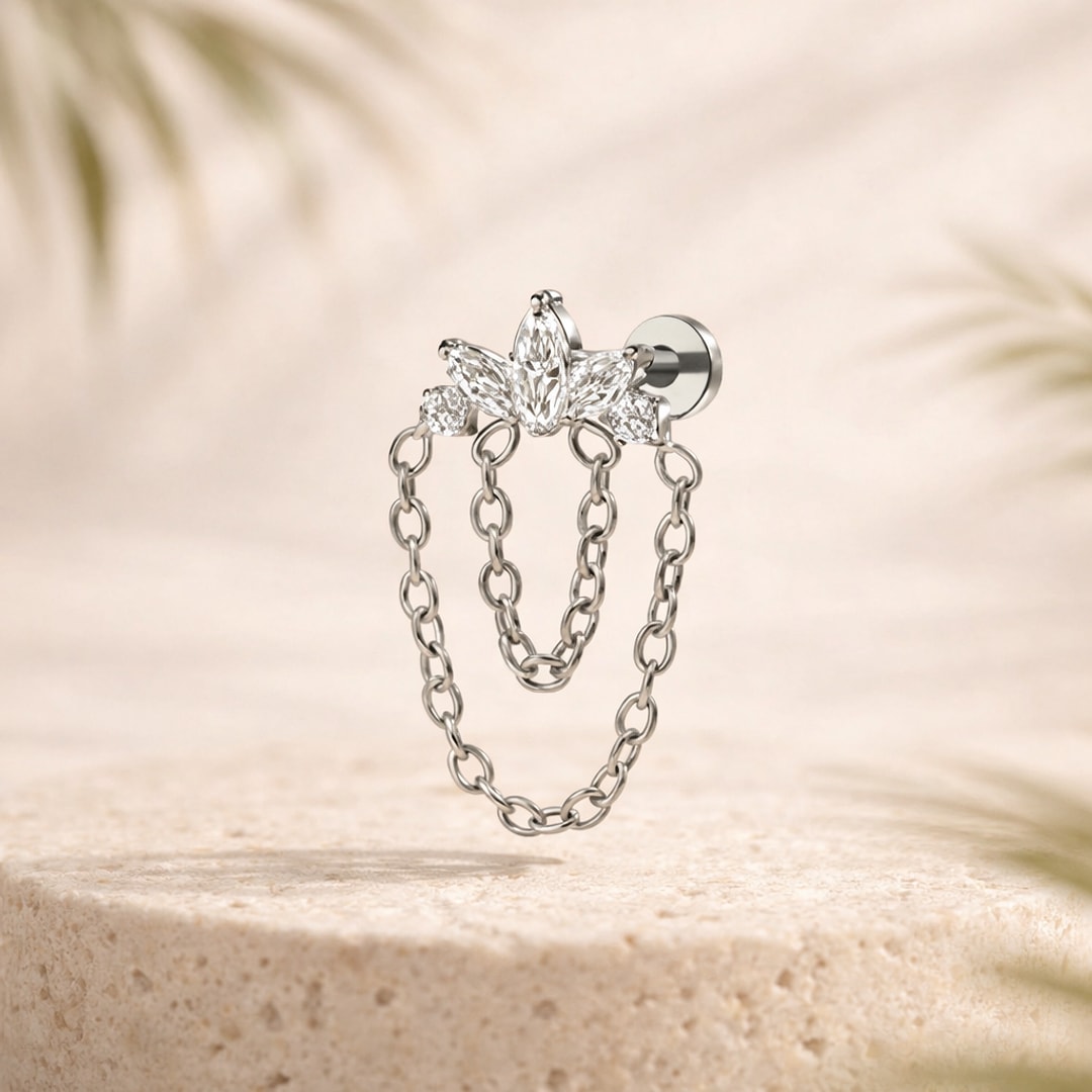 Stud flat back en titane argenté : couronne de zircons marquise et deux chaînes fines suspendues
