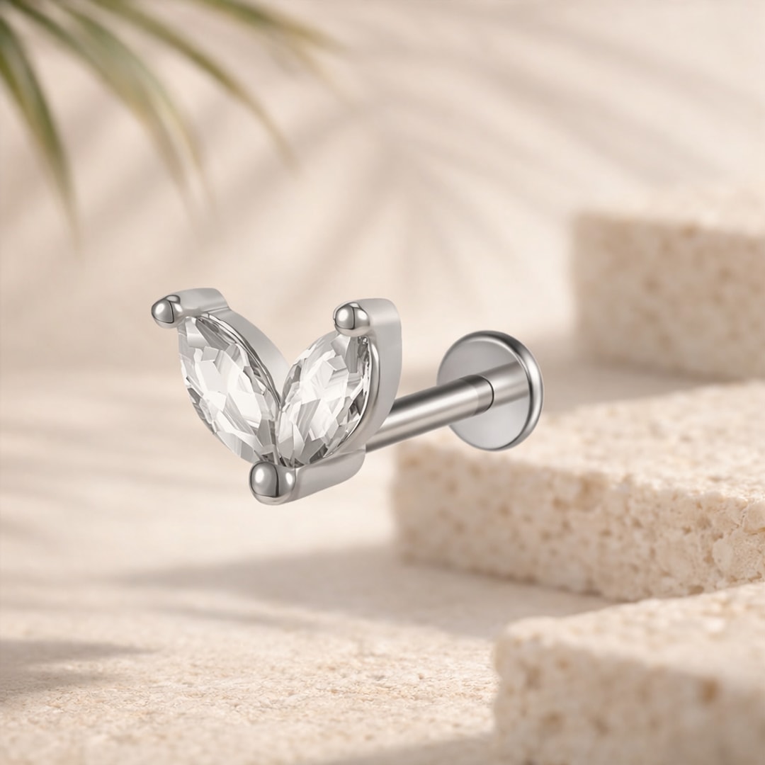 Labret acier argenté avec deux pierres marquise blanches formant un papillon, disque plat et tige filetée