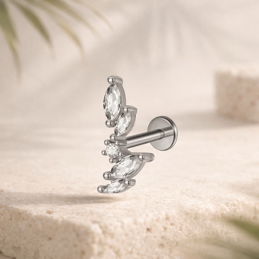 Labret acier argenté motif 37 : arc de pierres marquises et petite pierre ronde, tige droite à disque plat