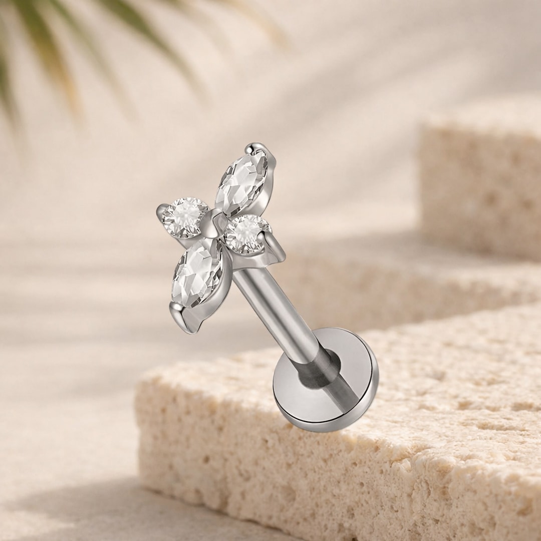 Labret papillon en acier argenté, quatre pierres claires serties, tige à filetage externe et disque plat
