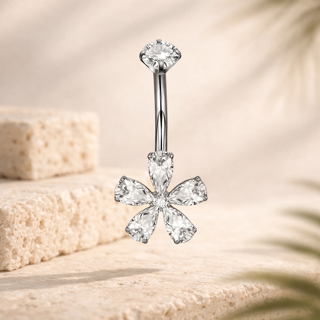 Banane de nombril en titane argenté avec fleur de zircons blancs taille poire et zircon rond serti griffes