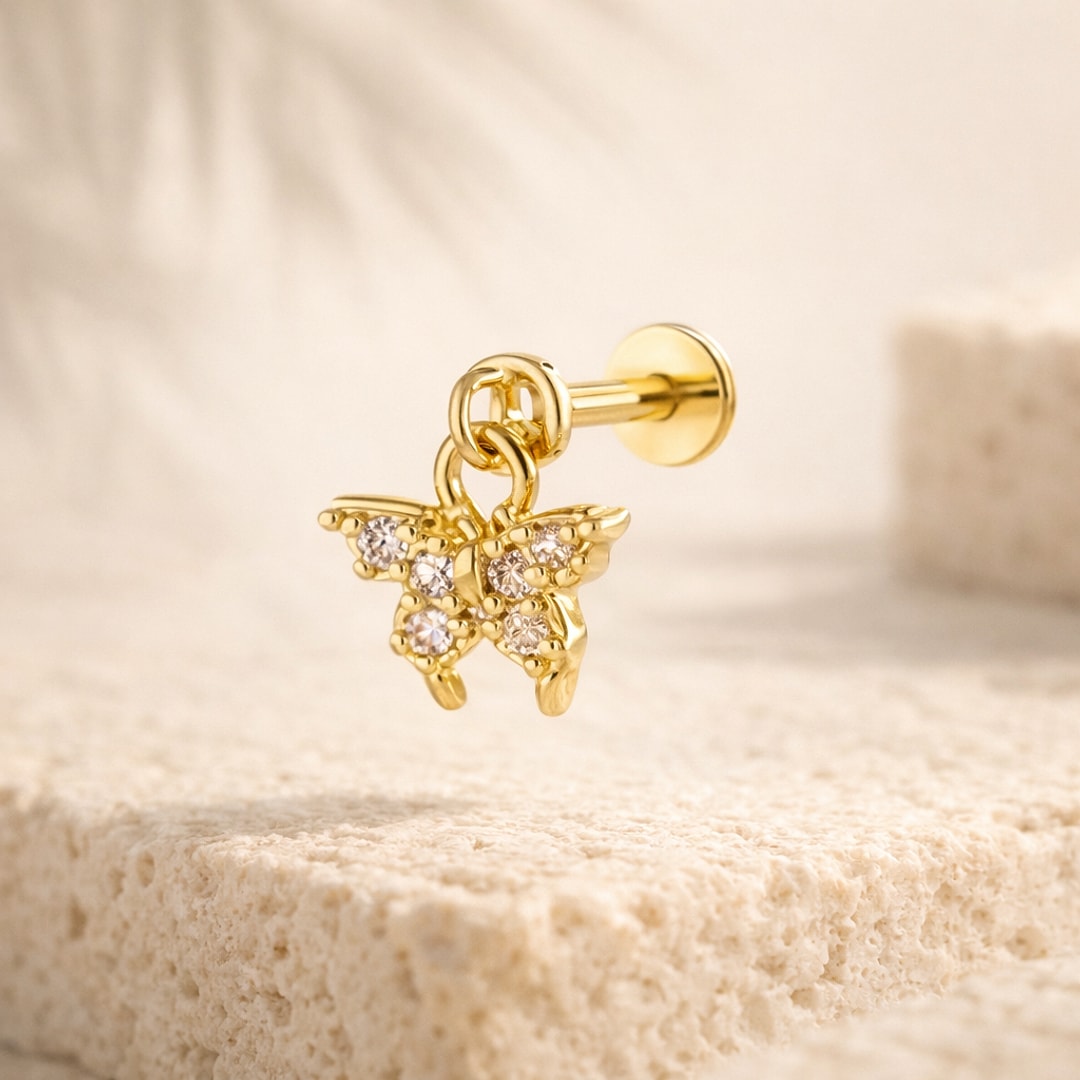 Stud flat back doré avec pendentif papillon serti de pierres claires, tige acier 1,2 x 8 mm
