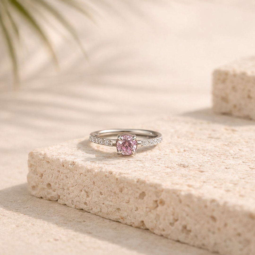 Anneau clicker en titane argenté avec zircon rose central serti griffes et pavage de zircons blancs