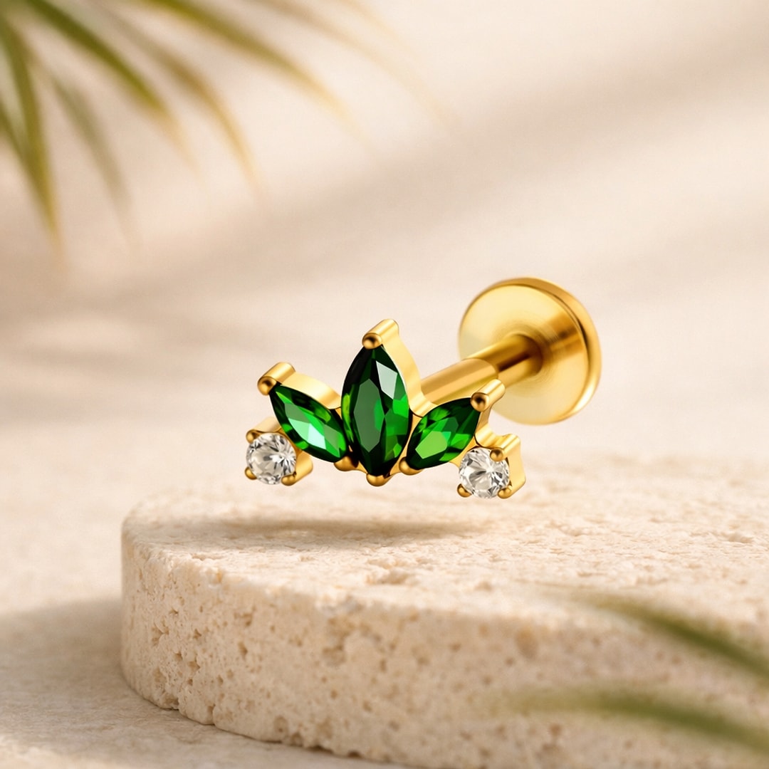 Stud flat back en titane doré avec couronne de trois zircons verts marquise et deux zircons blancs