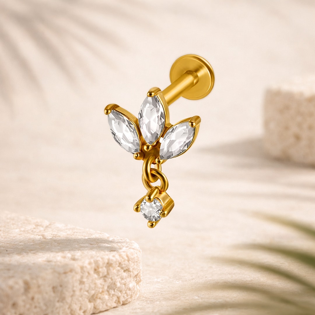 Labret doré en acier à trois pétales sertis de zircons blancs avec pendentif rond, posé sur pierre claire