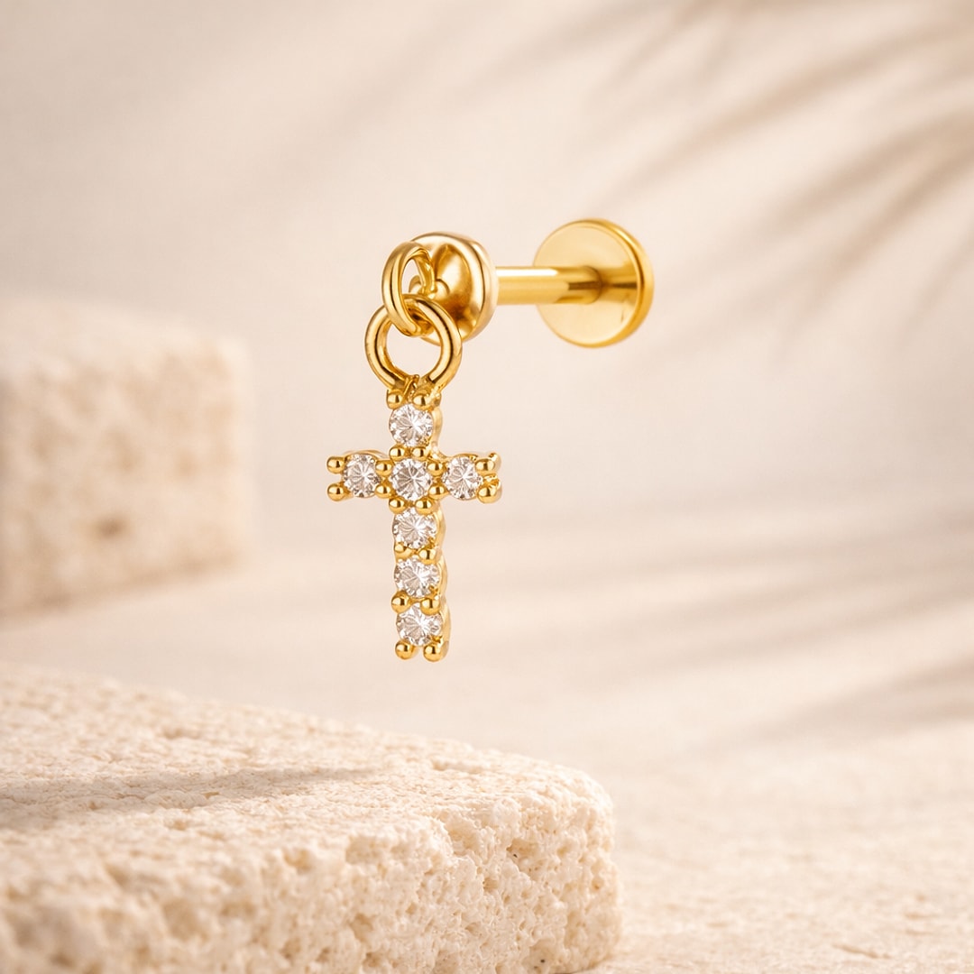 Stud flat back avec pendentif croix serti de pierres claires, tige droite et disque plat, posé sur pierre claire
