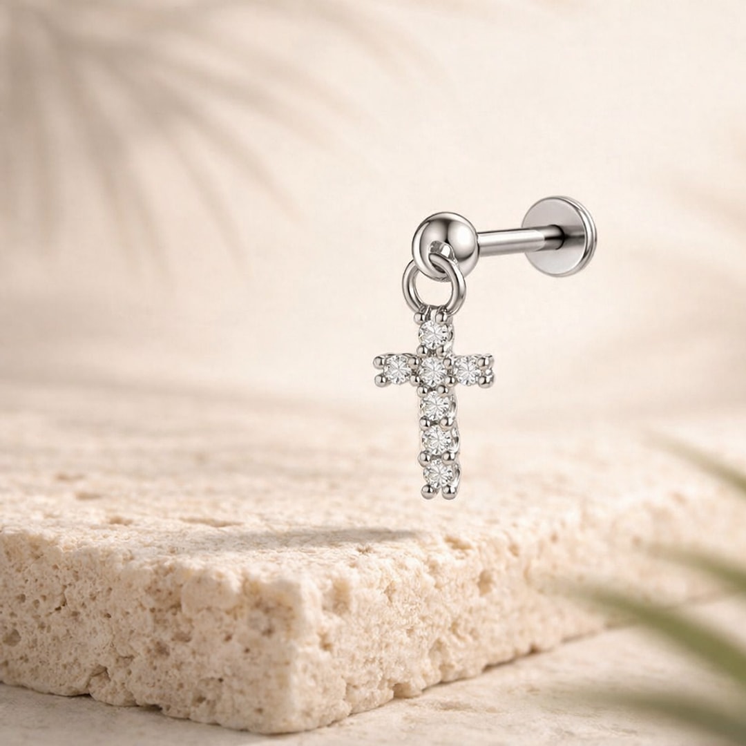 Stud flat back avec pendentif croix serti de zircons blancs, tige droite et disque plat