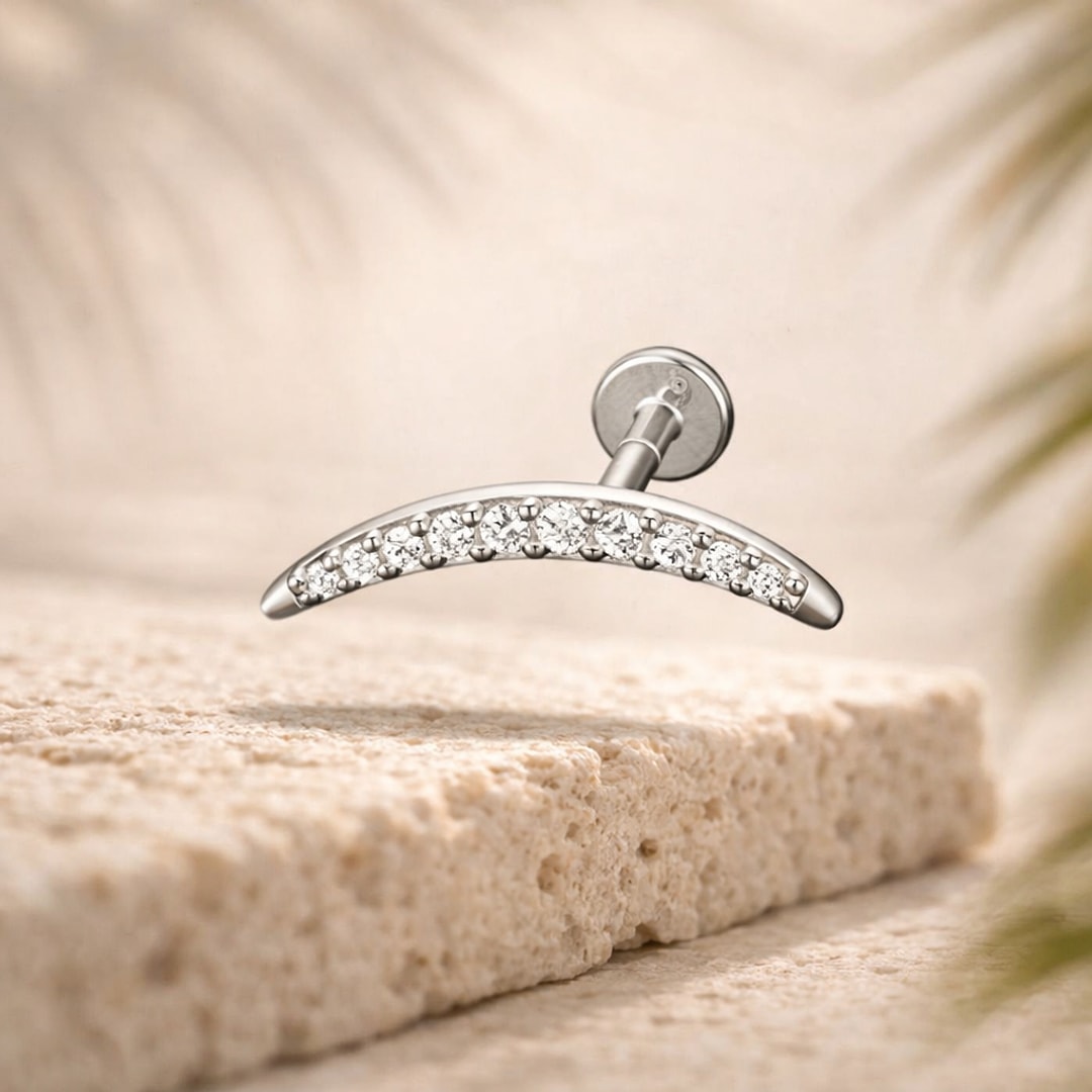 Labret en acier argenté, barre courbée sertie d'une ligne de zircons blancs, tige plate vissée