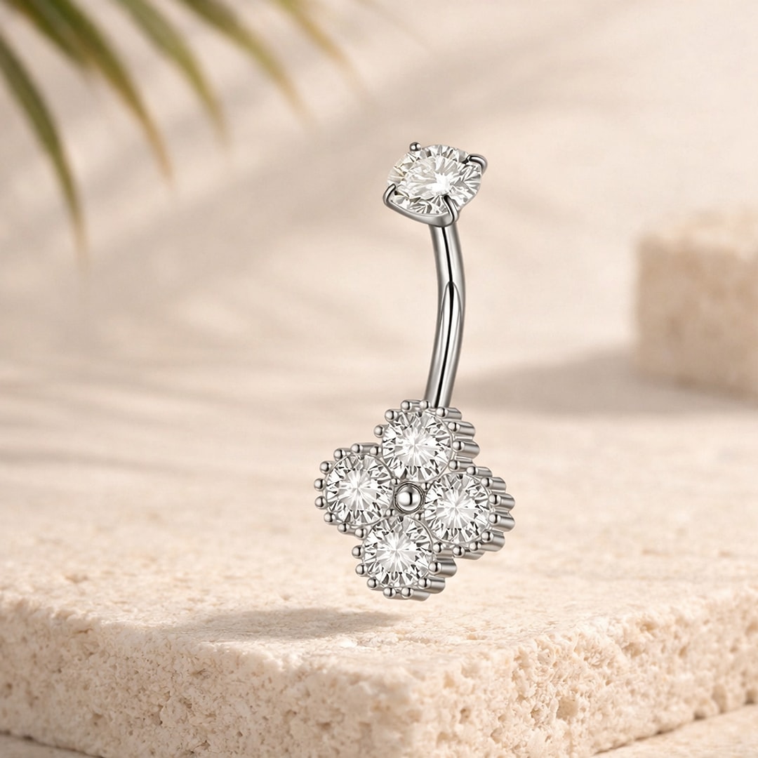 Banane de nombril en acier argenté, motif trèfle en zircons blancs et zircon rond griffé sur la tige