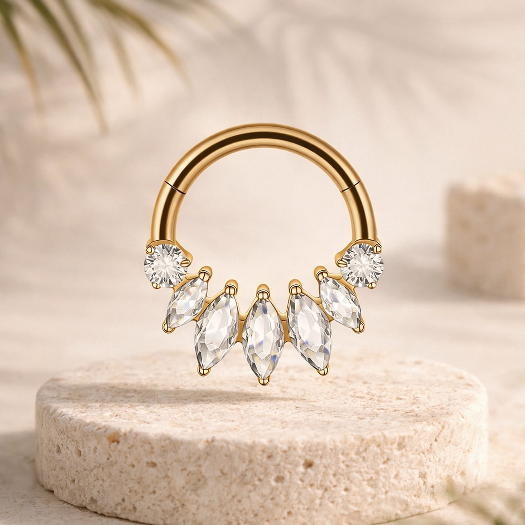 Clicker de septum en titane doré orné de cinq zircons taille marquise en éventail et deux zircons ronds