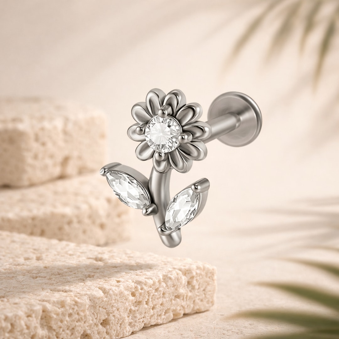 Labret acier argenté motif fleur sertie d'un cristal rond et de deux cristaux navette, embout plat
