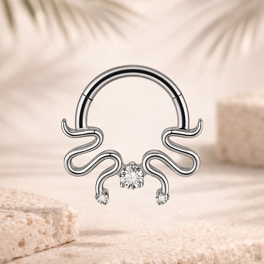 Clicker de septum en titane argenté, motif de serpents enroulés et trois zircons clairs