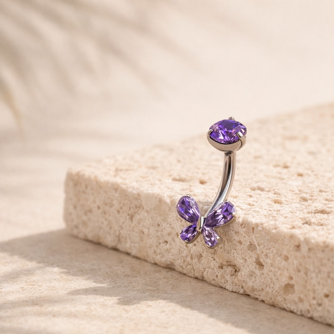 Banane de nombril en titane argenté avec papillon de zircons violets et pierre ronde assortie