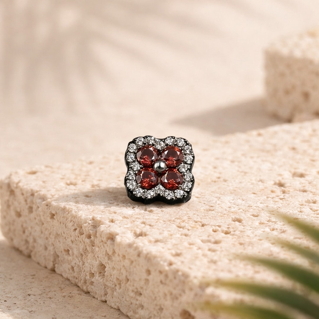Stud flat back titane noir en forme de trèfle serti de quatre zircons rouges et d'une couronne de zircons blancs