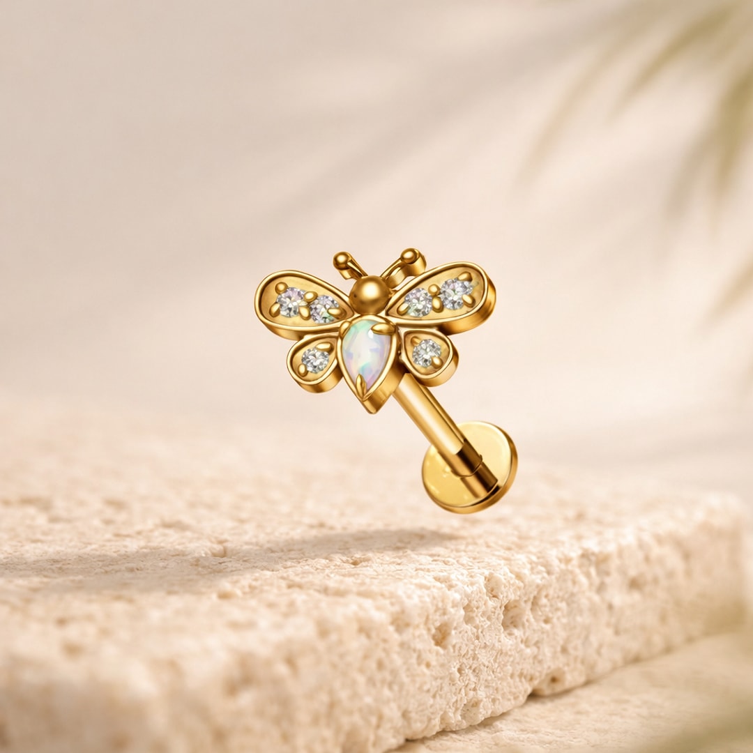 Stud flat back abeille dorée en titane, ailes serties de zircons et corps en opale blanche
