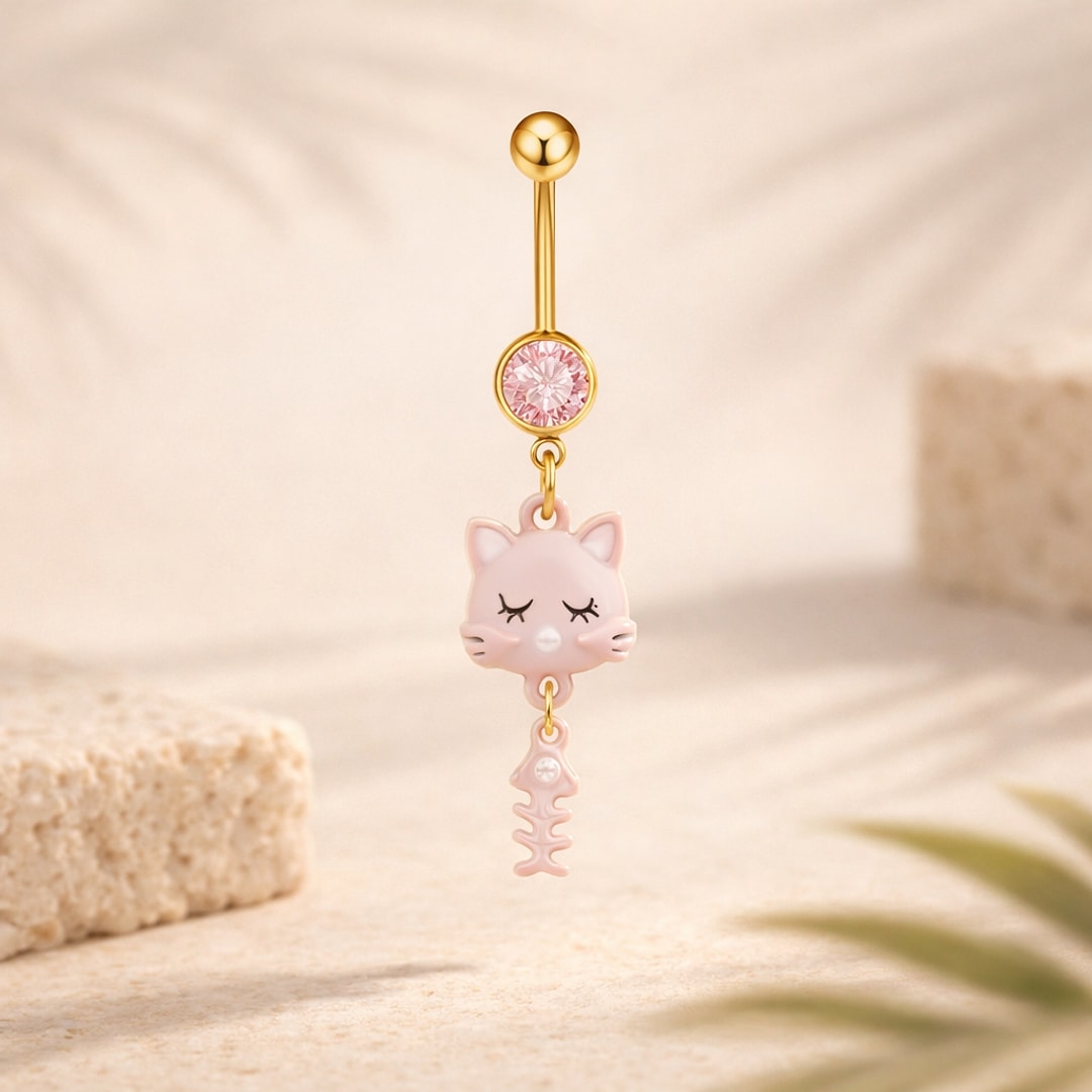 Banane de nombril dorée avec pierre rose, pendentif chat rose et arête de poisson, sur fond beige