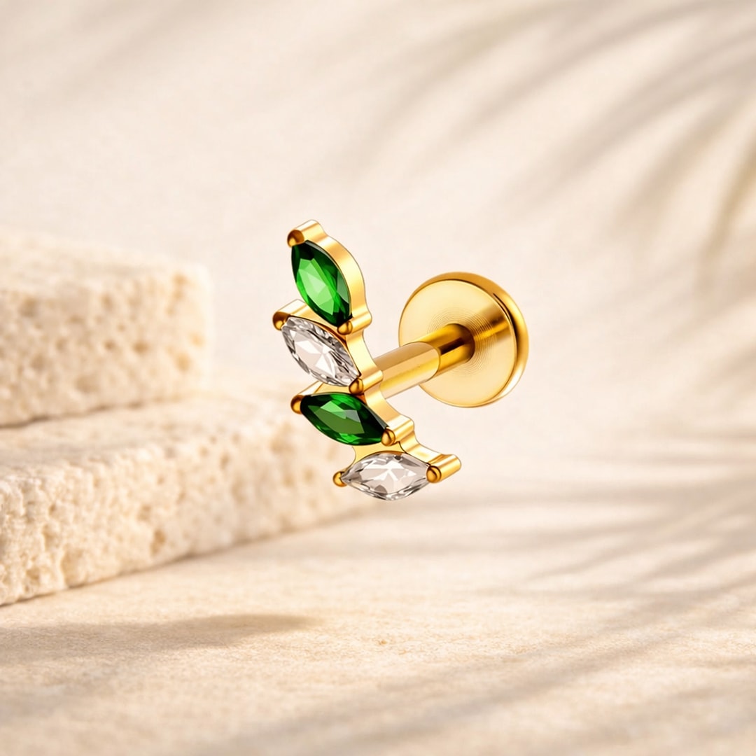 Labret flat back en titane doré avec quatre zircons marquise verts et blancs en forme de feuilles